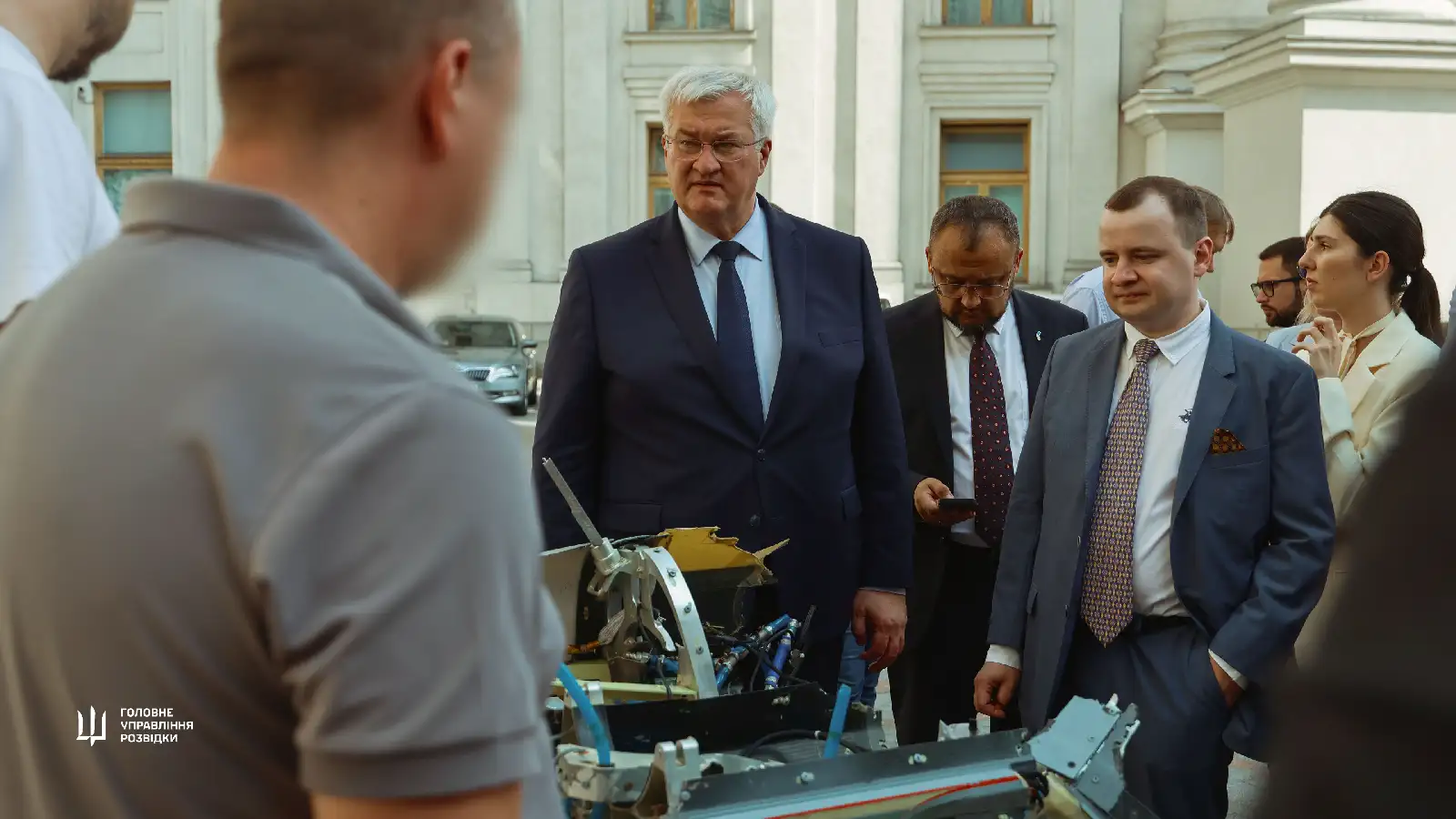 Ukrainian intelligence presents Western component samples recovered from Russian weapons to diplomats