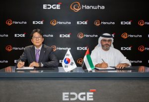 Hanwha Systems CEO Yang Ki-won, left, and EDGE Group CEO Hamad Al Marar sign a term sheet for an integrated air defense network cooperation project in Abu Dhabi.