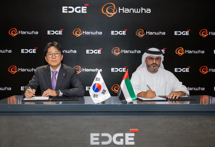 Hanwha Systems CEO Yang Ki-won, left, and EDGE Group CEO Hamad Al Marar sign a term sheet for an integrated air defense network cooperation project in Abu Dhabi.